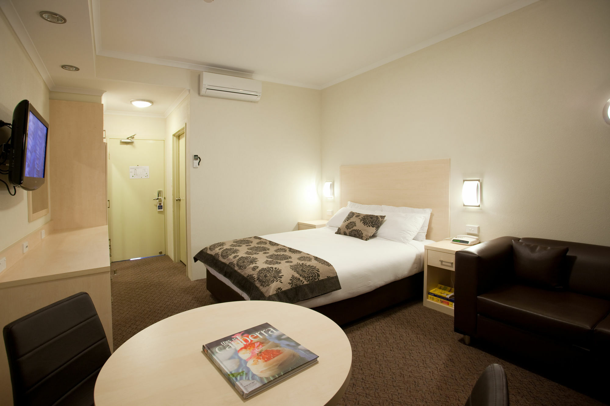 Garden City Hotel, Best Western Signature Collection Canberra Room photo